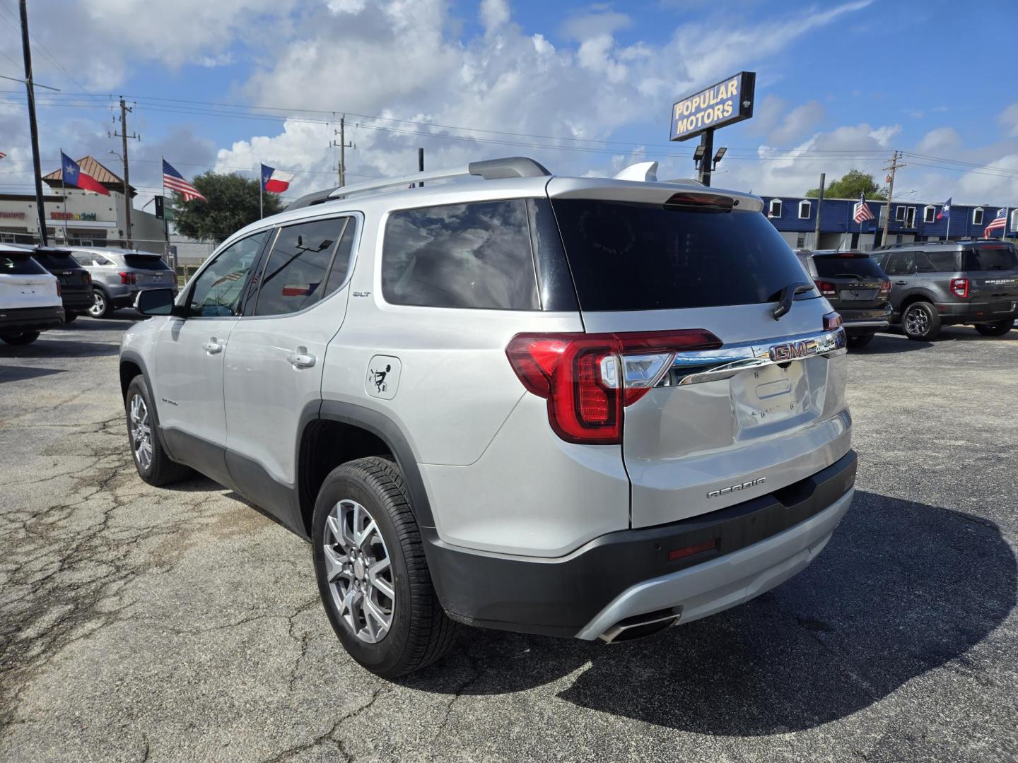 2020 Silver GMC Acadia SLT-1 FWD (1GKKNMLS8LZ) with an 3.6L V6 DOHC 24V engine, 6A transmission, located at 1842 Wirt Road, Houston, TX, 77055, (713) 973-3903, 29.805330, -95.484787 - Photo#2