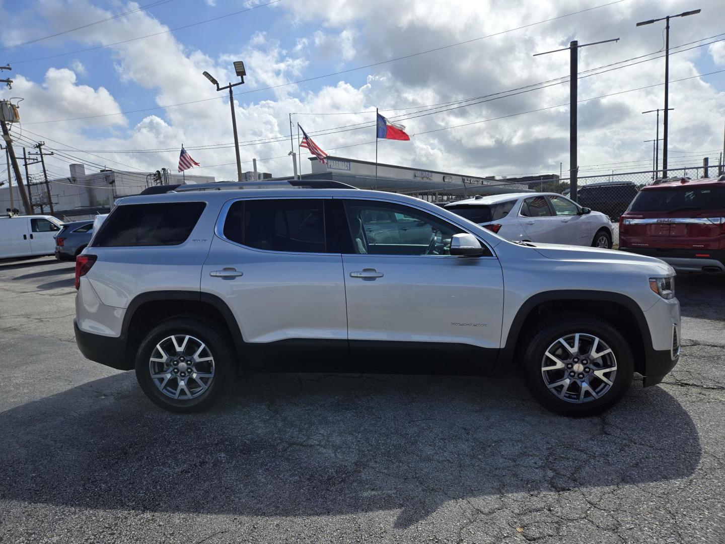 2020 Silver GMC Acadia SLT-1 FWD (1GKKNMLS8LZ) with an 3.6L V6 DOHC 24V engine, 6A transmission, located at 1842 Wirt Road, Houston, TX, 77055, (713) 973-3903, 29.805330, -95.484787 - Photo#5