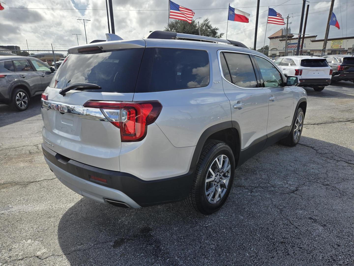 2020 Silver GMC Acadia SLT-1 FWD (1GKKNMLS8LZ) with an 3.6L V6 DOHC 24V engine, 6A transmission, located at 1842 Wirt Road, Houston, TX, 77055, (713) 973-3903, 29.805330, -95.484787 - Photo#4