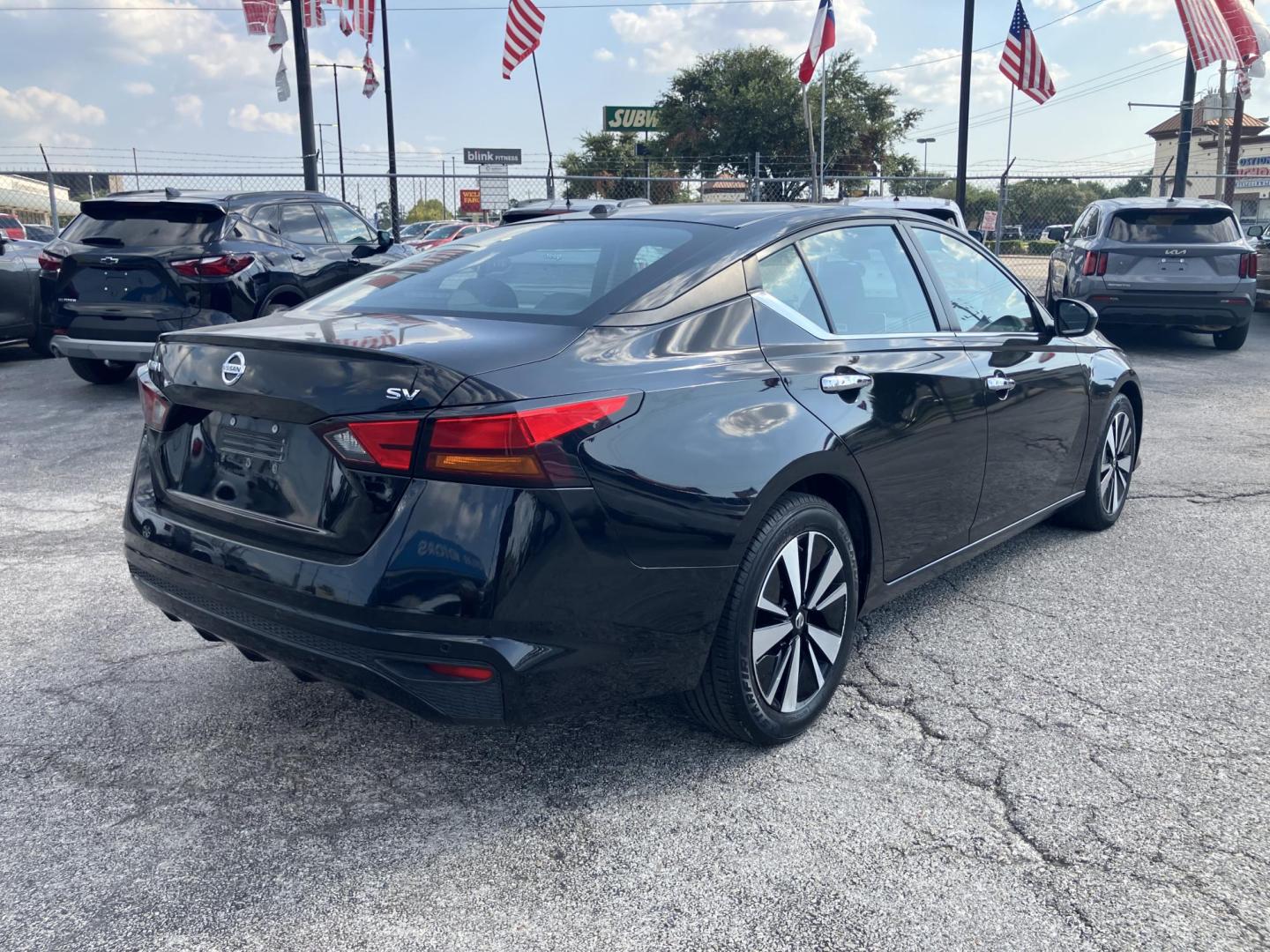 2021 Black /Black Nissan Altima 2.5 SV (1N4BL4DV8MN) with an 2.5L L4 DOHC 16V engine, CVT transmission, located at 1842 Wirt Road, Houston, TX, 77055, (713) 973-3903, 29.805330, -95.484787 - Photo#6