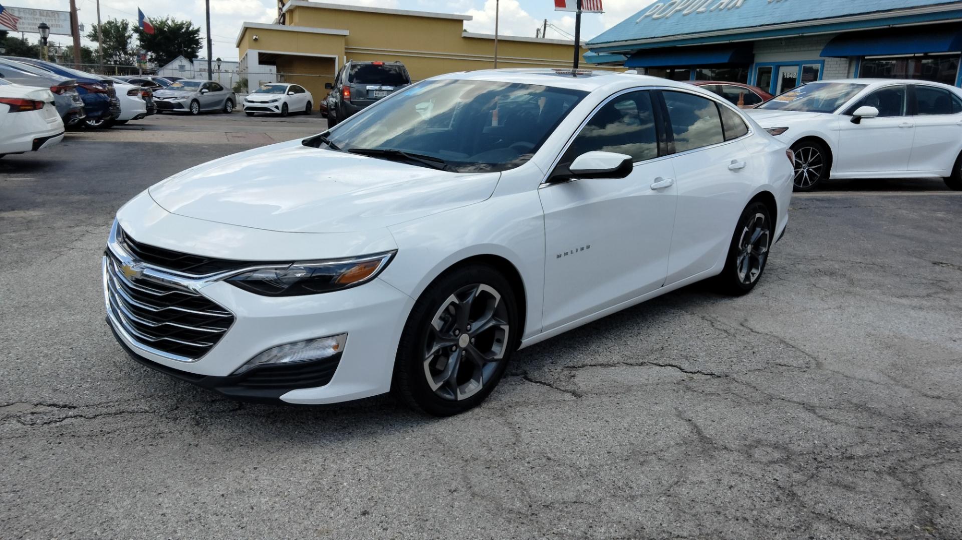 2022 White /Black Chevrolet Malibu LT (1G1ZD5ST2NF) with an 1.5L L4 DOHC 16V engine, 6A transmission, located at 1842 Wirt Road, Houston, TX, 77055, (713) 973-3903, 29.805330, -95.484787 - Photo#0