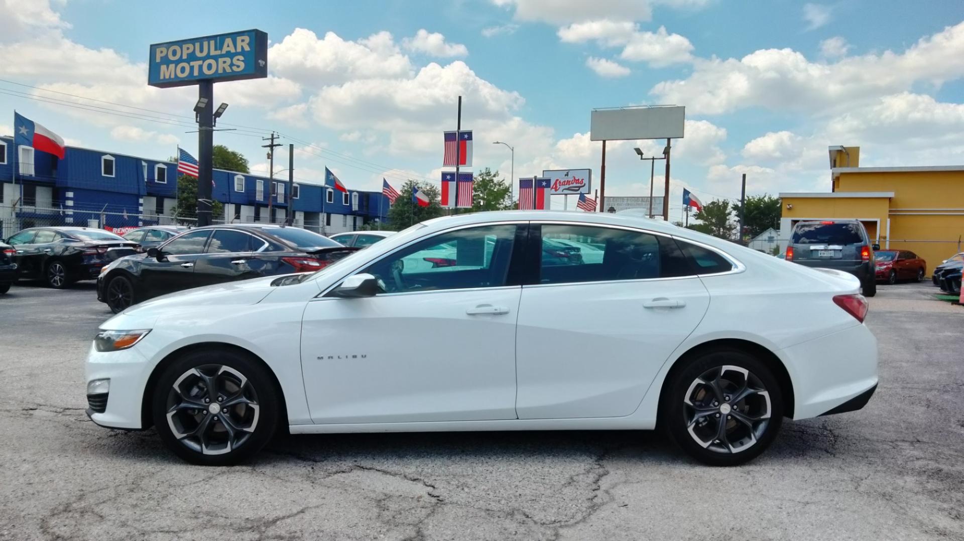 2022 White /Black Chevrolet Malibu LT (1G1ZD5ST2NF) with an 1.5L L4 DOHC 16V engine, 6A transmission, located at 1842 Wirt Road, Houston, TX, 77055, (713) 973-3903, 29.805330, -95.484787 - Photo#1