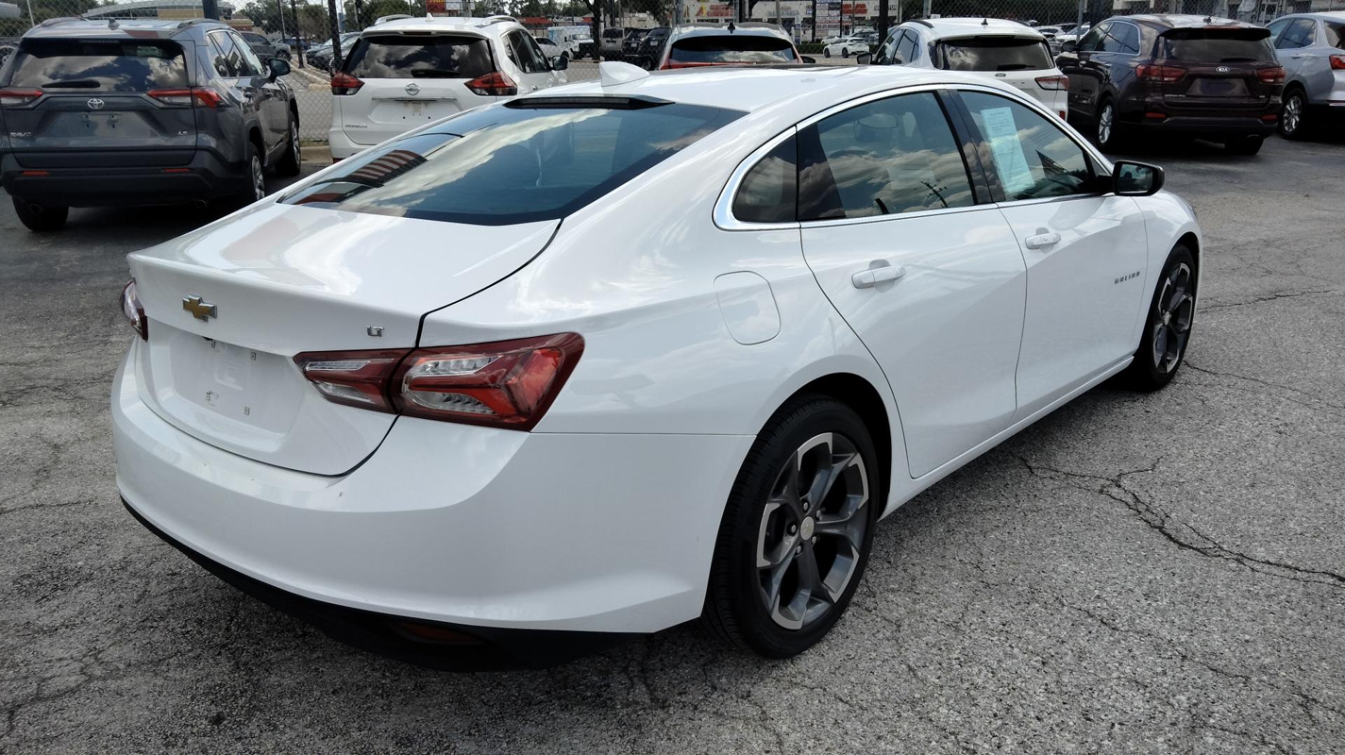 2022 White /Black Chevrolet Malibu LT (1G1ZD5ST2NF) with an 1.5L L4 DOHC 16V engine, 6A transmission, located at 1842 Wirt Road, Houston, TX, 77055, (713) 973-3903, 29.805330, -95.484787 - Photo#4