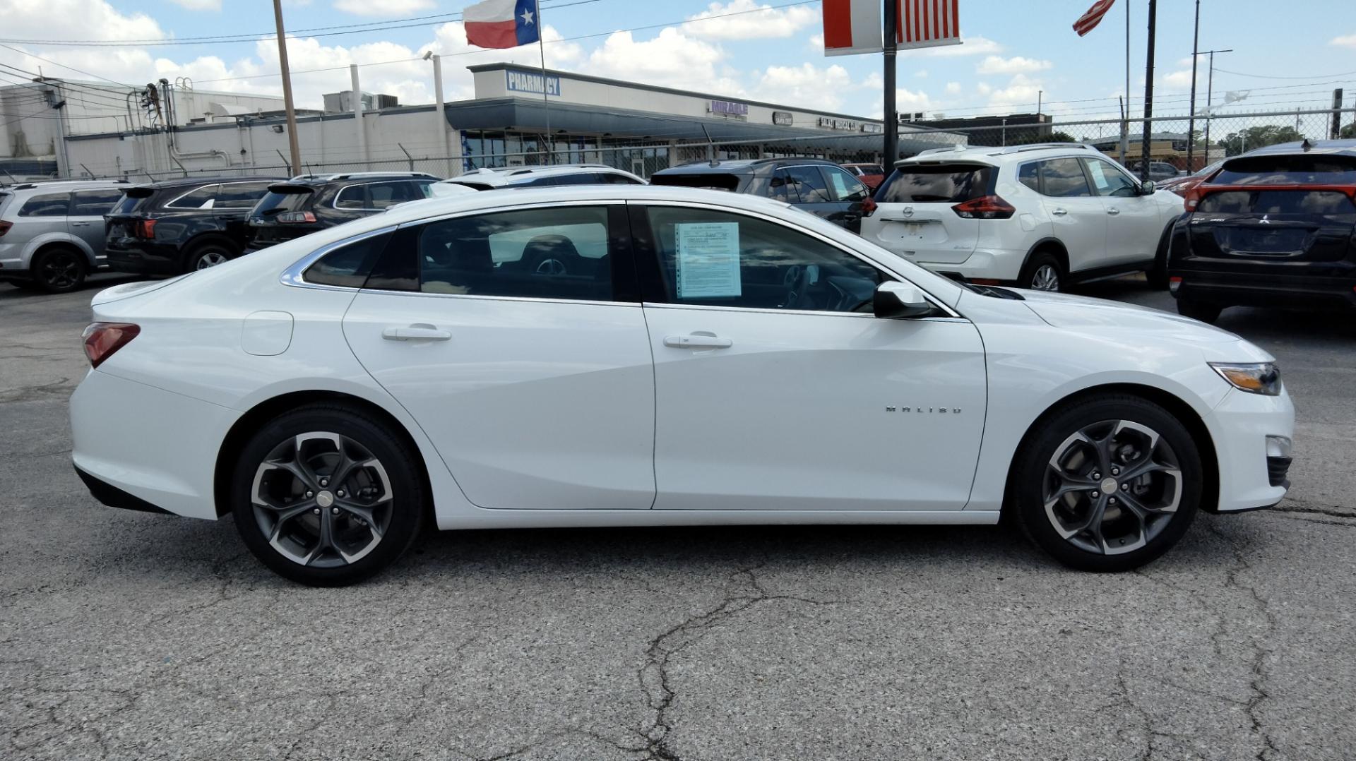 2022 White /Black Chevrolet Malibu LT (1G1ZD5ST2NF) with an 1.5L L4 DOHC 16V engine, 6A transmission, located at 1842 Wirt Road, Houston, TX, 77055, (713) 973-3903, 29.805330, -95.484787 - Photo#5