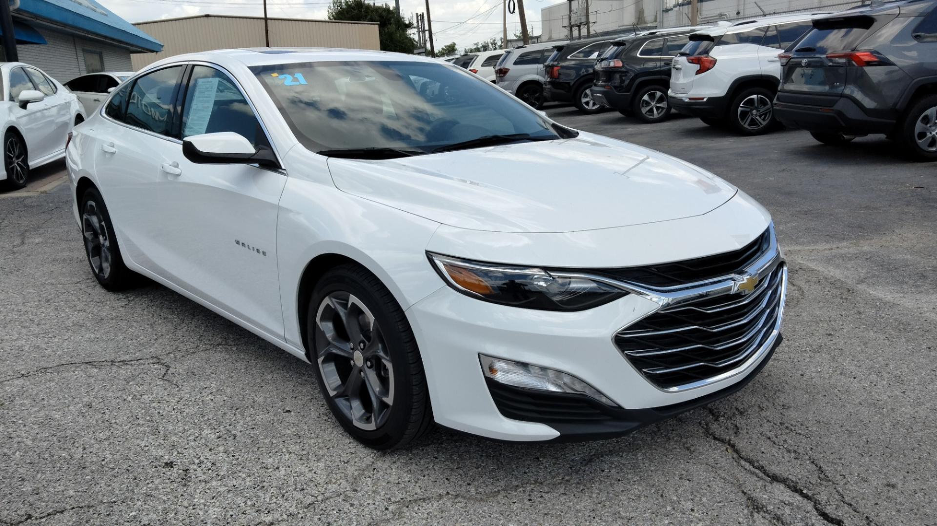 2022 White /Black Chevrolet Malibu LT (1G1ZD5ST2NF) with an 1.5L L4 DOHC 16V engine, 6A transmission, located at 1842 Wirt Road, Houston, TX, 77055, (713) 973-3903, 29.805330, -95.484787 - Photo#6