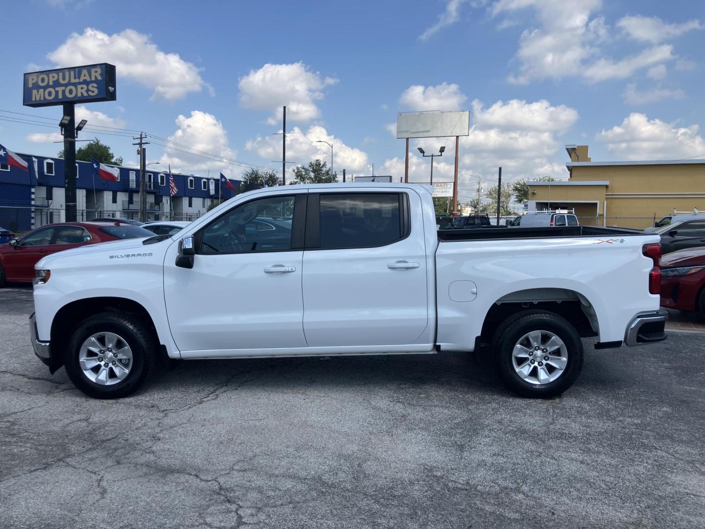 2020 White /Black Chevrolet Silverado 1500 LT Crew Cab 2WD (3GCPWCED3LG) with an 5.3L V8 OHV 16V engine, 6A transmission, located at 1842 Wirt Road, Houston, TX, 77055, (713) 973-3903, 29.805330, -95.484787 - Photo#1