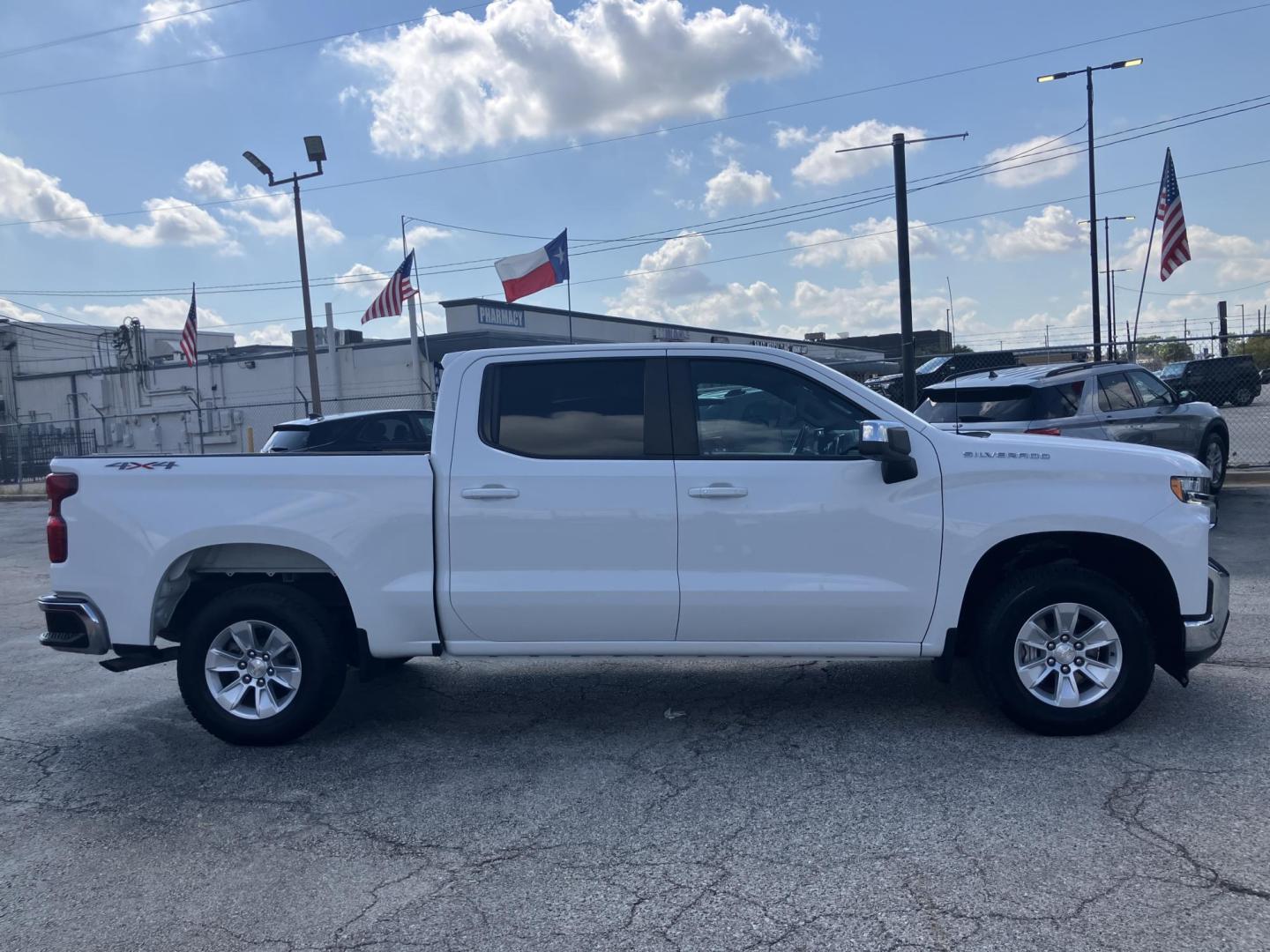 2020 White /Black Chevrolet Silverado 1500 LT Crew Cab 2WD (3GCPWCED3LG) with an 5.3L V8 OHV 16V engine, 6A transmission, located at 1842 Wirt Road, Houston, TX, 77055, (713) 973-3903, 29.805330, -95.484787 - Photo#3