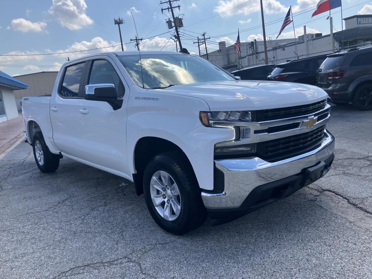 2020 White /Black Chevrolet Silverado 1500 LT Crew Cab 2WD (3GCPWCED3LG) with an 5.3L V8 OHV 16V engine, 6A transmission, located at 1842 Wirt Road, Houston, TX, 77055, (713) 973-3903, 29.805330, -95.484787 - Photo#5