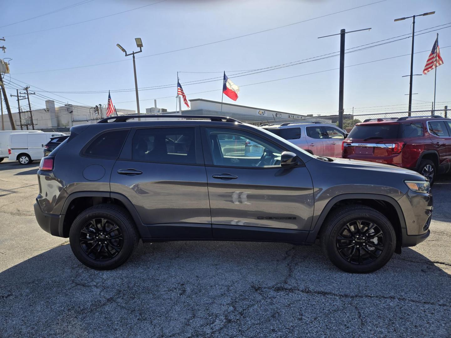 2023 Gray Jeep Cherokee Latitude Lux 4WD (1C4PJMMB7PD) with an 2.4L L4 DOHC 16V engine, 9A transmission, located at 1842 Wirt Road, Houston, TX, 77055, (713) 973-3903, 29.805330, -95.484787 - Photo#5