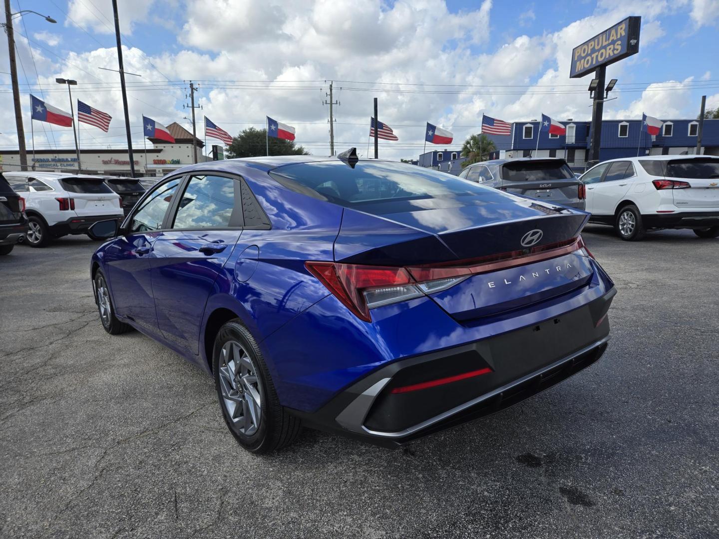 2024 BLUE /Gray Hyundai Elantra SEL (KMHLM4DG7RU) with an 2.0L L4 DOHC 16V engine, 6A transmission, located at 1842 Wirt Road, Houston, TX, 77055, (713) 973-3903, 29.805330, -95.484787 - Photo#4