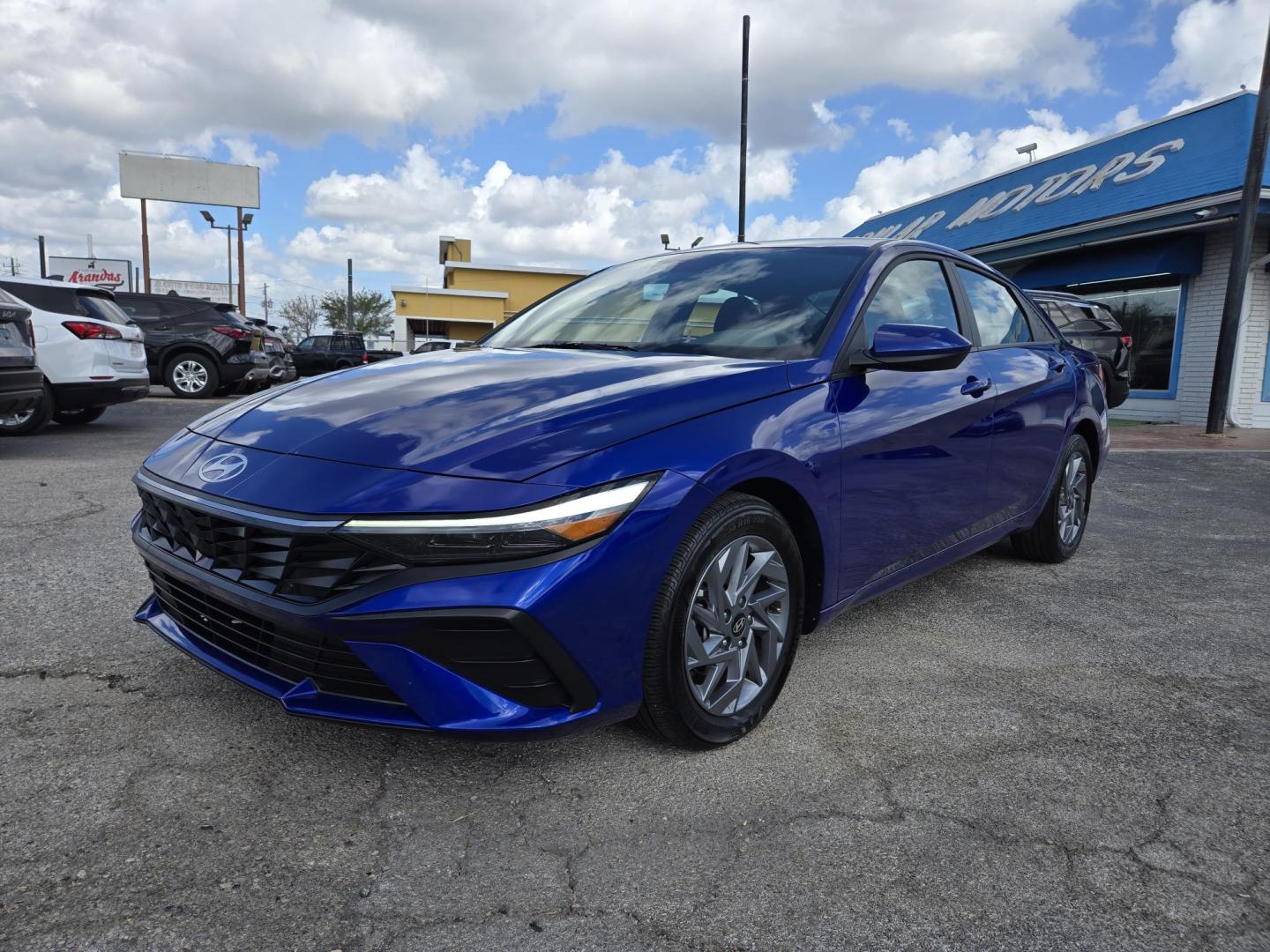 2024 BLUE /Gray Hyundai Elantra SEL (KMHLM4DG7RU) with an 2.0L L4 DOHC 16V engine, 6A transmission, located at 1842 Wirt Road, Houston, TX, 77055, (713) 973-3903, 29.805330, -95.484787 - Photo#0