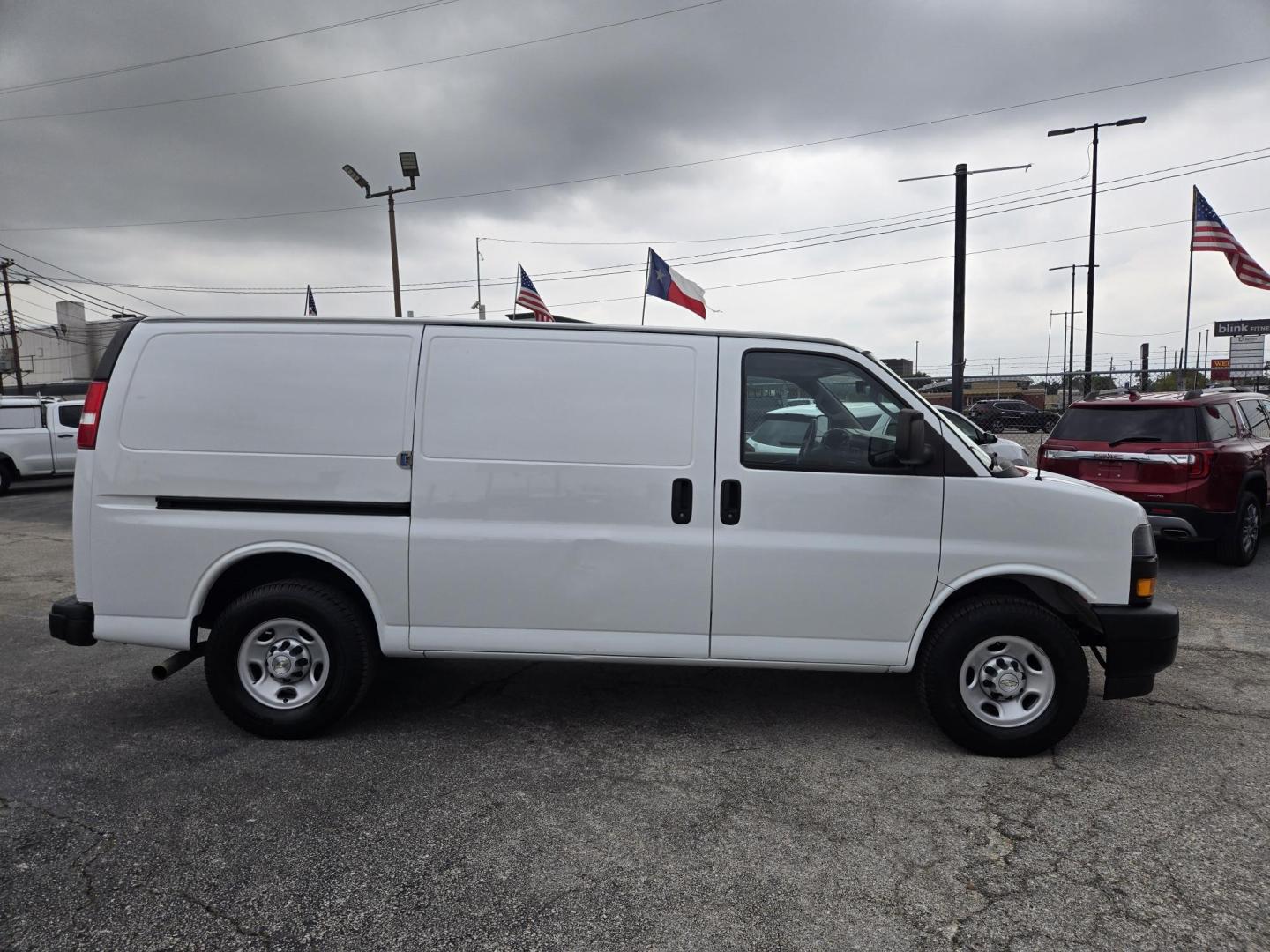 2020 White Chevrolet Express 2500 Cargo (1GCWGAFP5L1) with an 4.3L V6 engine, 6A transmission, located at 1842 Wirt Road, Houston, TX, 77055, (713) 973-3903, 29.805330, -95.484787 - Photo#5