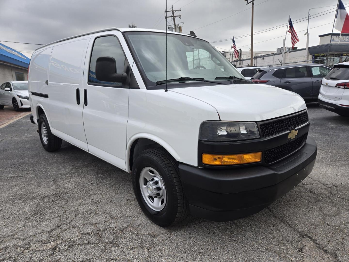 2020 White Chevrolet Express 2500 Cargo (1GCWGAFP5L1) with an 4.3L V6 engine, 6A transmission, located at 1842 Wirt Road, Houston, TX, 77055, (713) 973-3903, 29.805330, -95.484787 - Photo#4