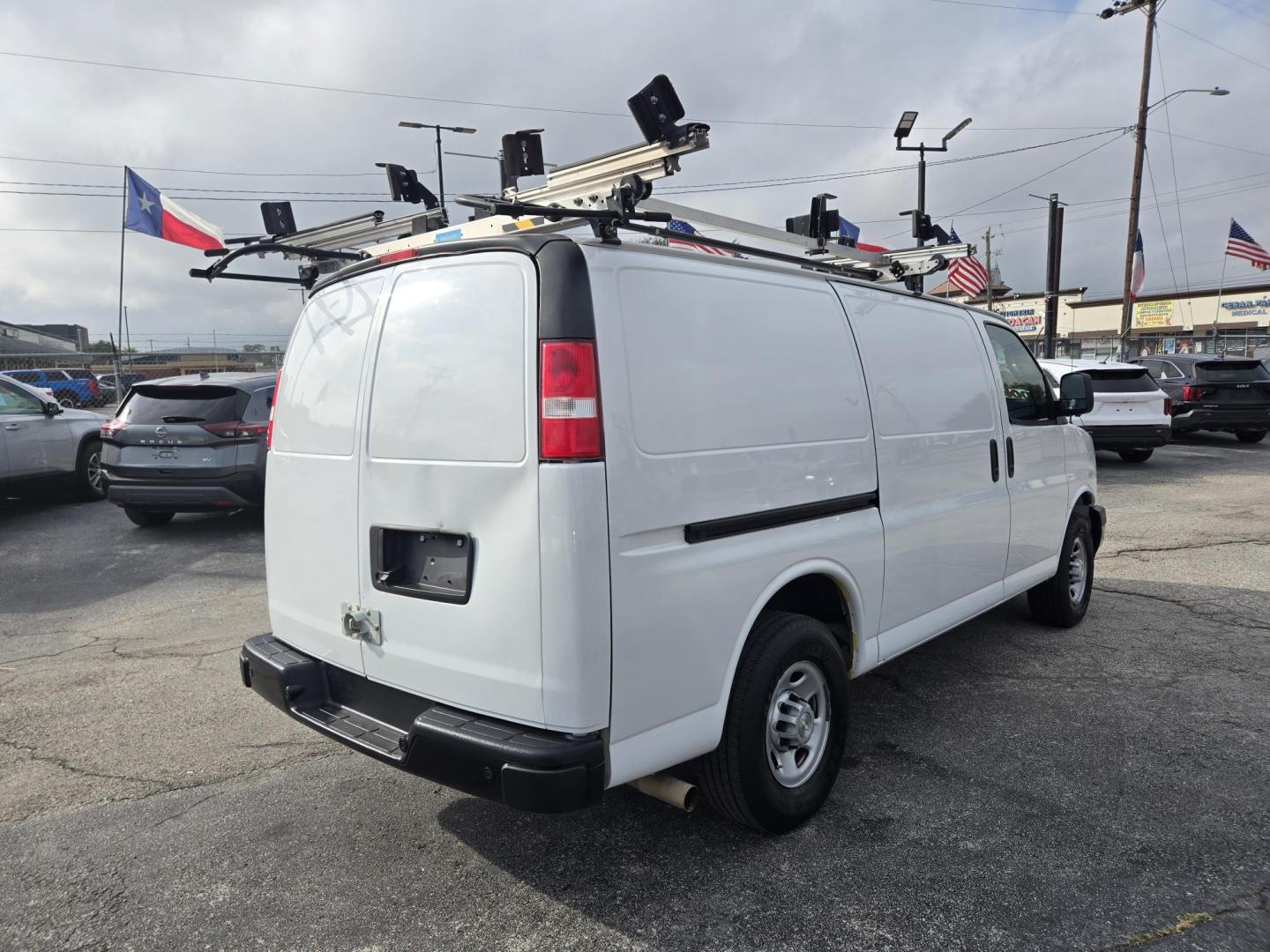 2020 White Chevrolet Express 2500 Cargo (1GCWGAFP7L1) with an 4.3L V6 engine, 6A transmission, located at 1842 Wirt Road, Houston, TX, 77055, (713) 973-3903, 29.805330, -95.484787 - Photo#6