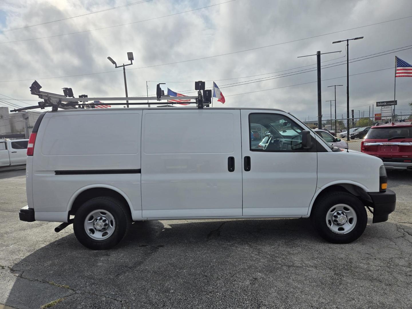 2020 White Chevrolet Express 2500 Cargo (1GCWGAFP7L1) with an 4.3L V6 engine, 6A transmission, located at 1842 Wirt Road, Houston, TX, 77055, (713) 973-3903, 29.805330, -95.484787 - Photo#5