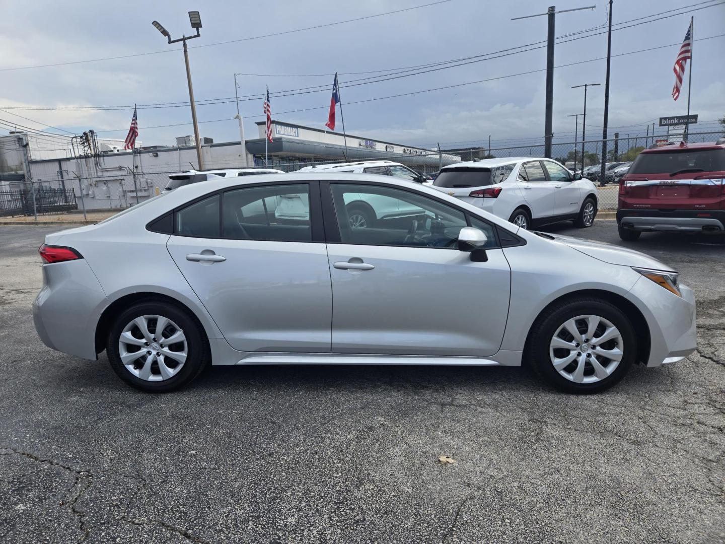 2024 SILVER Toyota Corolla LE (5YFB4MDE8RP) with an 2.0L L4 DOHC 16V engine, CVT transmission, located at 1842 Wirt Road, Houston, TX, 77055, (713) 973-3903, 29.805330, -95.484787 - Photo#5