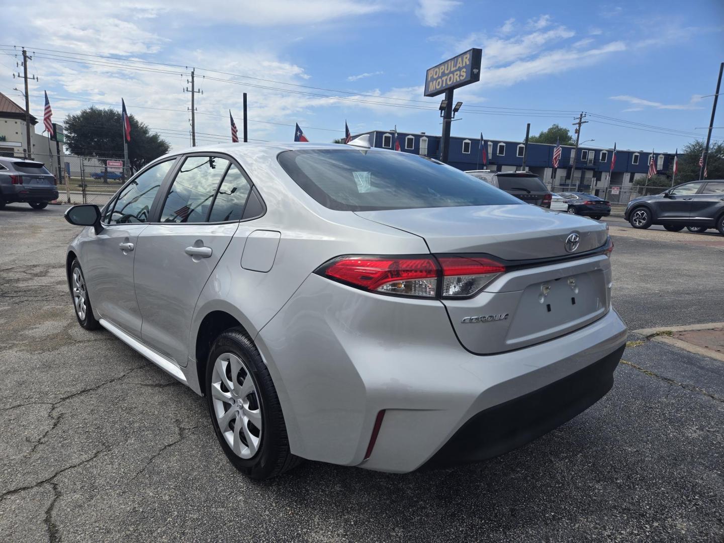 2024 SILVER Toyota Corolla LE (5YFB4MDE8RP) with an 2.0L L4 DOHC 16V engine, CVT transmission, located at 1842 Wirt Road, Houston, TX, 77055, (713) 973-3903, 29.805330, -95.484787 - Photo#4