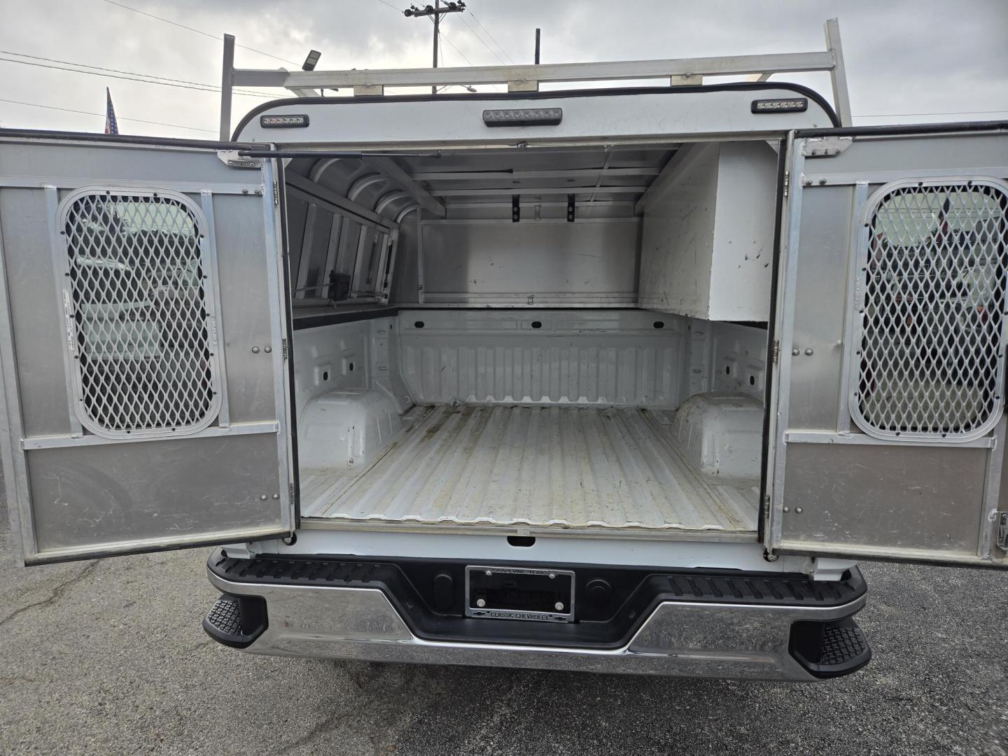 2020 White Chevrolet Silverado 1500 Work Truck Crew Cab Short Box 4WD (1GCPYAEH5LZ) with an 4.3L V6 engine, 6A transmission, located at 1842 Wirt Road, Houston, TX, 77055, (713) 973-3903, 29.805330, -95.484787 - Photo#16