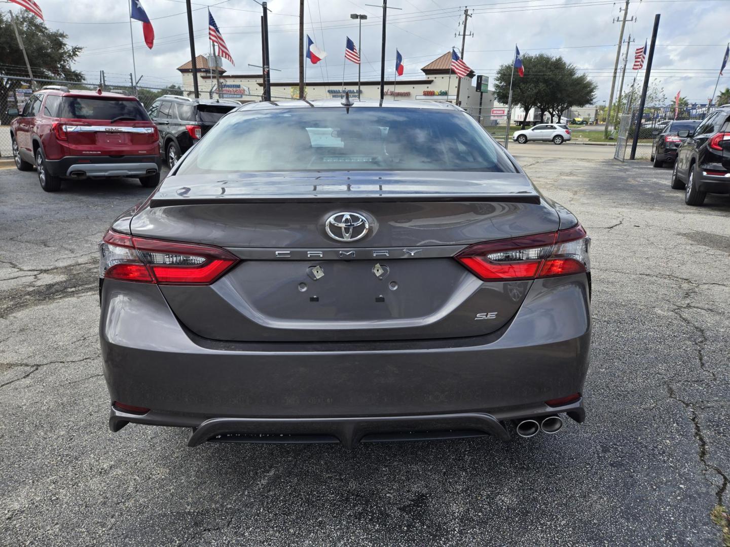 2024 Gray Toyota Camry SE (4T1G11AK7RU) with an 2.5L L4 DOHC 16V engine, 8A transmission, located at 1842 Wirt Road, Houston, TX, 77055, (713) 973-3903, 29.805330, -95.484787 - Photo#3