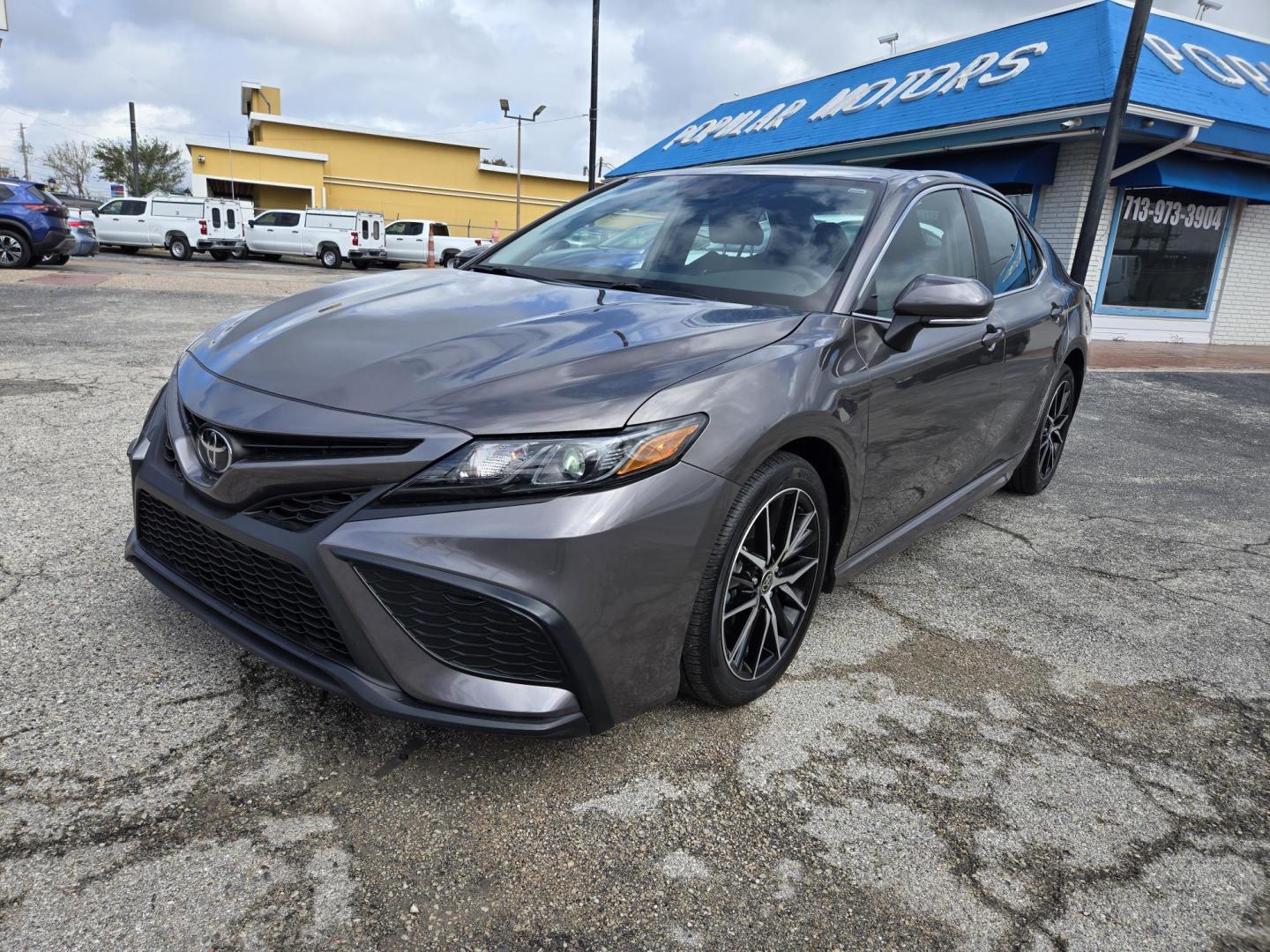 2024 Gray Toyota Camry SE (4T1G11AK7RU) with an 2.5L L4 DOHC 16V engine, 8A transmission, located at 1842 Wirt Road, Houston, TX, 77055, (713) 973-3903, 29.805330, -95.484787 - Photo#0