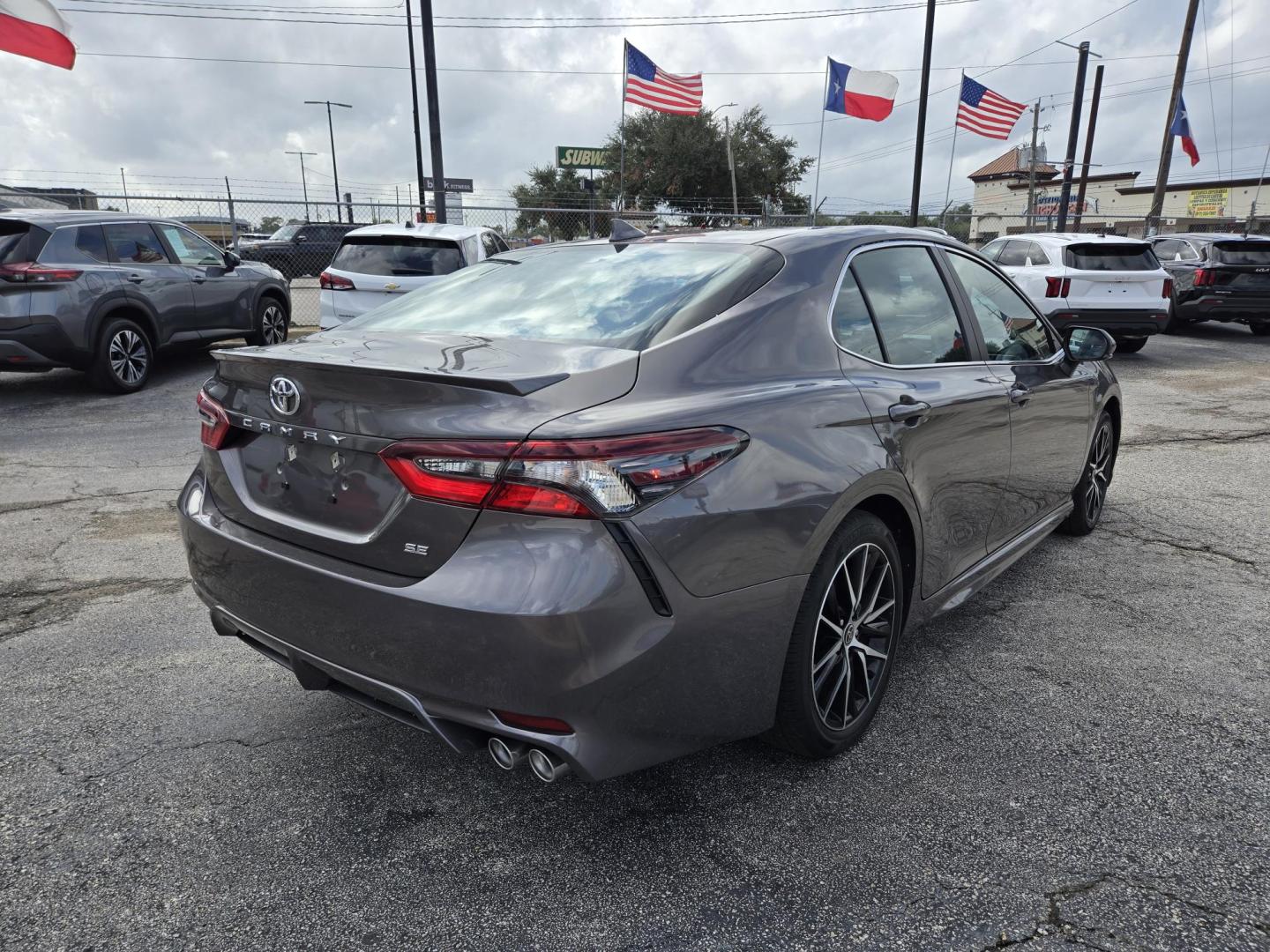 2024 Gray Toyota Camry SE (4T1G11AK7RU) with an 2.5L L4 DOHC 16V engine, 8A transmission, located at 1842 Wirt Road, Houston, TX, 77055, (713) 973-3903, 29.805330, -95.484787 - Photo#4