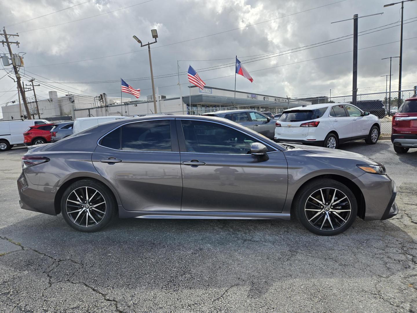 2023 Gray Toyota Camry SE (4T1G11AK9PU) with an 2.5L L4 DOHC 16V engine, 8A transmission, located at 1842 Wirt Road, Houston, TX, 77055, (713) 973-3903, 29.805330, -95.484787 - Photo#5