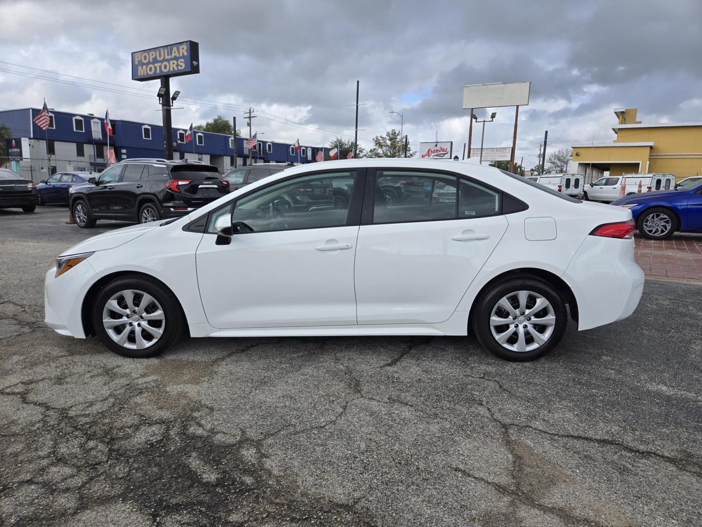 2024 White Toyota Corolla LE (5YFB4MDE7RP) with an 2.0L L4 DOHC 16V engine, CVT transmission, located at 1842 Wirt Road, Houston, TX, 77055, (713) 973-3903, 29.805330, -95.484787 - Photo#1