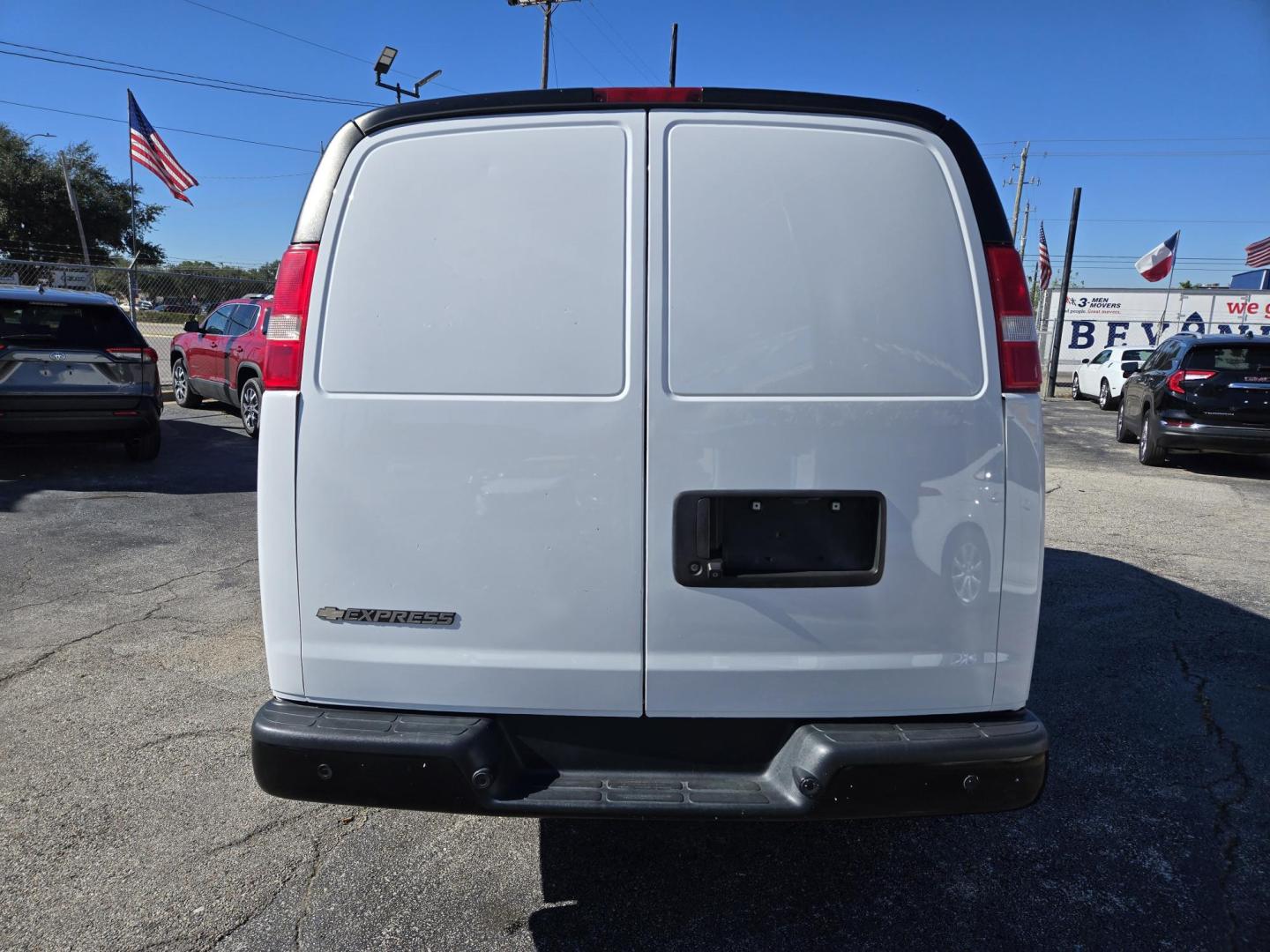 2019 White /Gray Chevrolet Express 2500 Cargo (1GCWGAFG9K1) with an 6.0L V8 OHV 16V FFV engine, 6A transmission, located at 1842 Wirt Road, Houston, TX, 77055, (713) 973-3903, 29.805330, -95.484787 - Photo#3