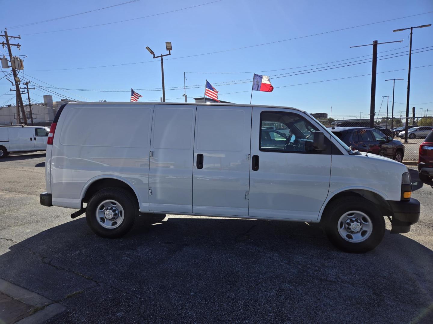 2019 White /Gray Chevrolet Express 2500 Cargo (1GCWGAFG9K1) with an 6.0L V8 OHV 16V FFV engine, 6A transmission, located at 1842 Wirt Road, Houston, TX, 77055, (713) 973-3903, 29.805330, -95.484787 - Photo#5