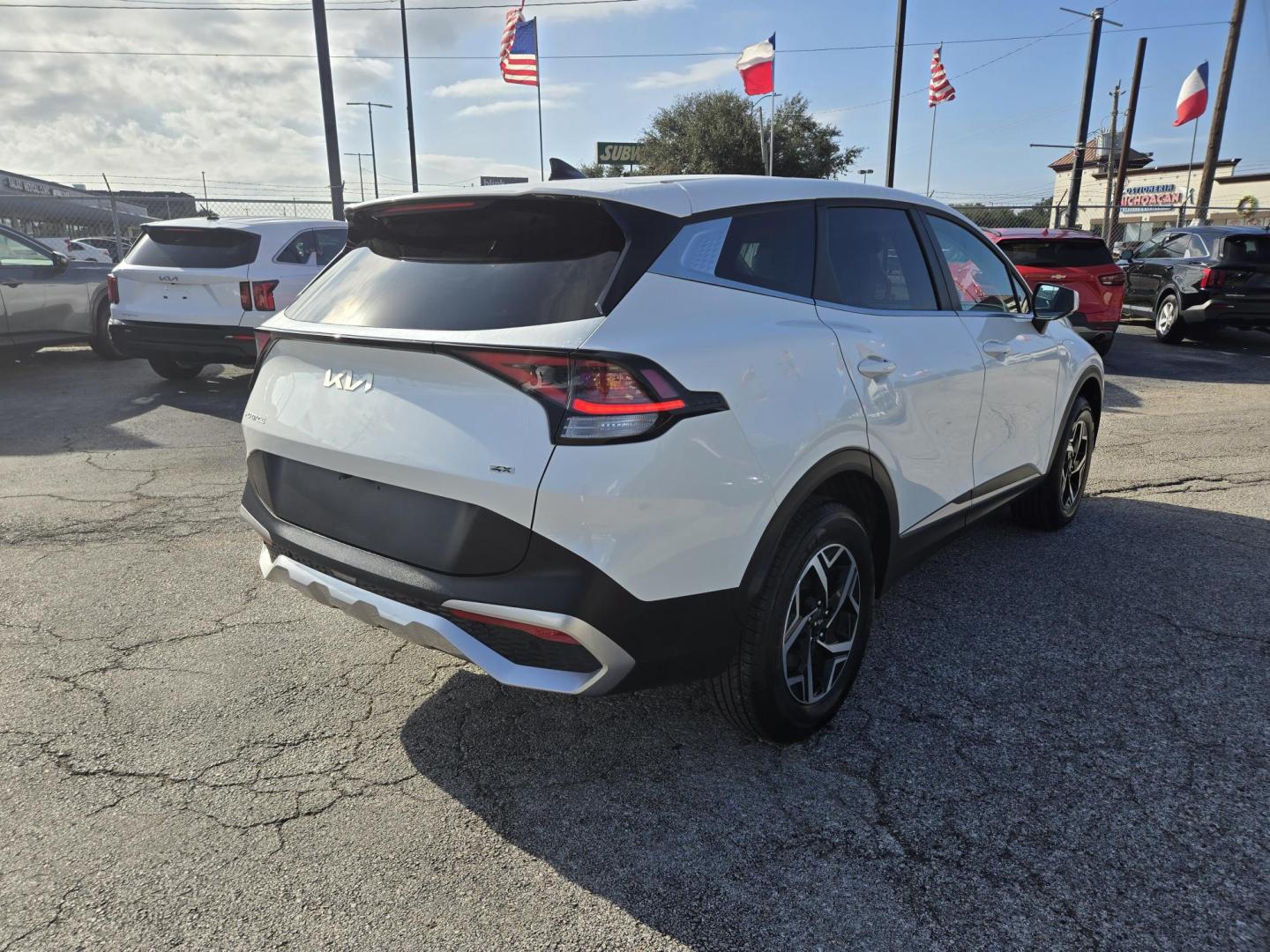 2023 White Kia Sportage LX AWD (KNDPUCAFXP7) with an 2.5L V6 DOHC 24V engine, 8A transmission, located at 1842 Wirt Road, Houston, TX, 77055, (713) 973-3903, 29.805330, -95.484787 - Photo#4