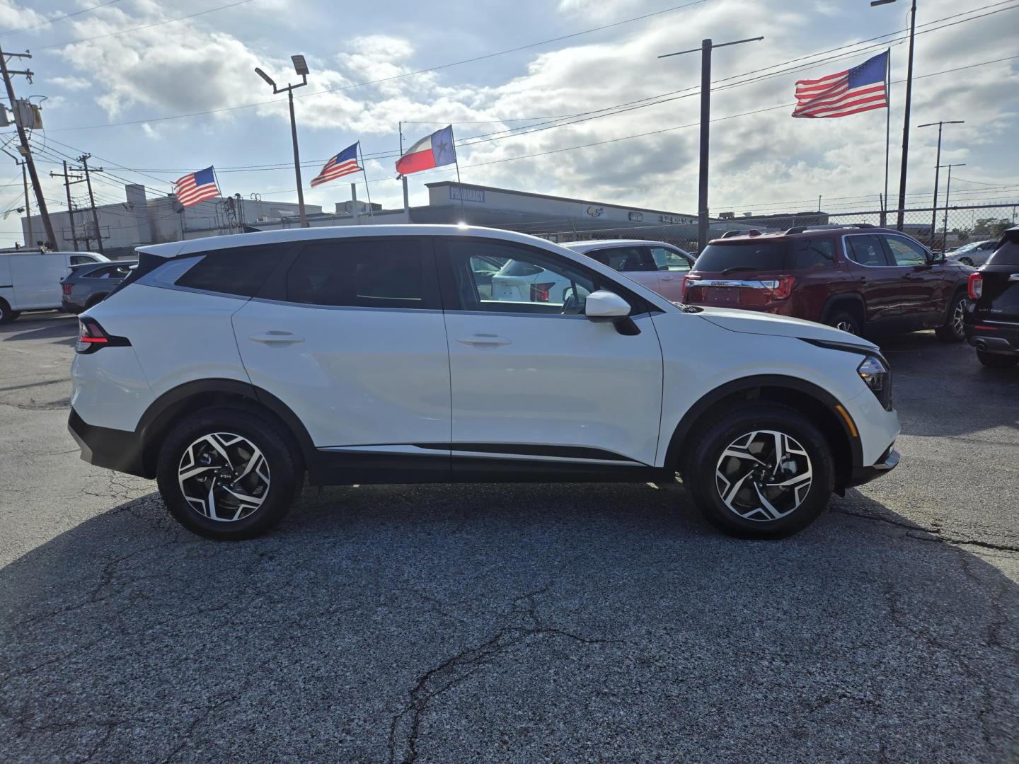 2023 White Kia Sportage LX AWD (KNDPUCAFXP7) with an 2.5L V6 DOHC 24V engine, 8A transmission, located at 1842 Wirt Road, Houston, TX, 77055, (713) 973-3903, 29.805330, -95.484787 - Photo#5