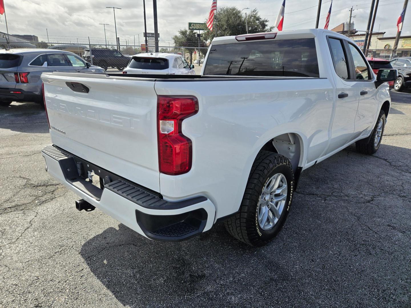 2020 White Chevrolet Silverado 1500 Work Truck Double Cab 4WD (1GCRYAEF8LZ) with an 5.3L V8 OHV 16V engine, 6A transmission, located at 1842 Wirt Road, Houston, TX, 77055, (713) 973-3903, 29.805330, -95.484787 - Photo#4