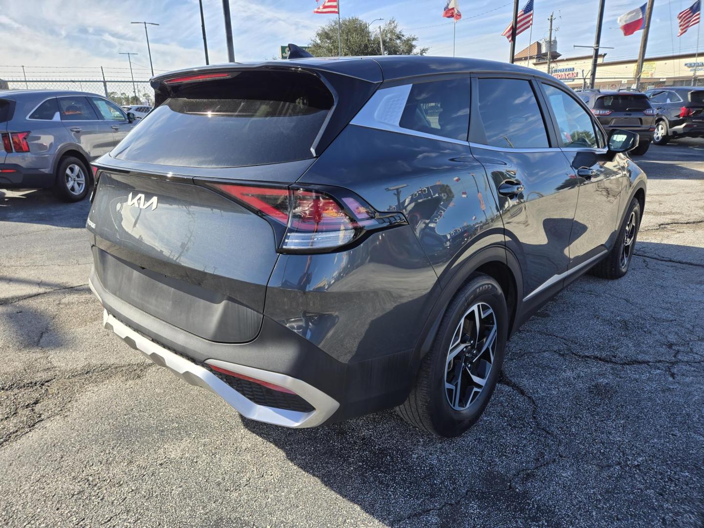 2023 Gray /Black Kia Sportage LX FWD (KNDPU3AF4P7) with an 2.5L V6 DOHC 24V engine, 8A transmission, located at 1842 Wirt Road, Houston, TX, 77055, (713) 973-3903, 29.805330, -95.484787 - Photo#4