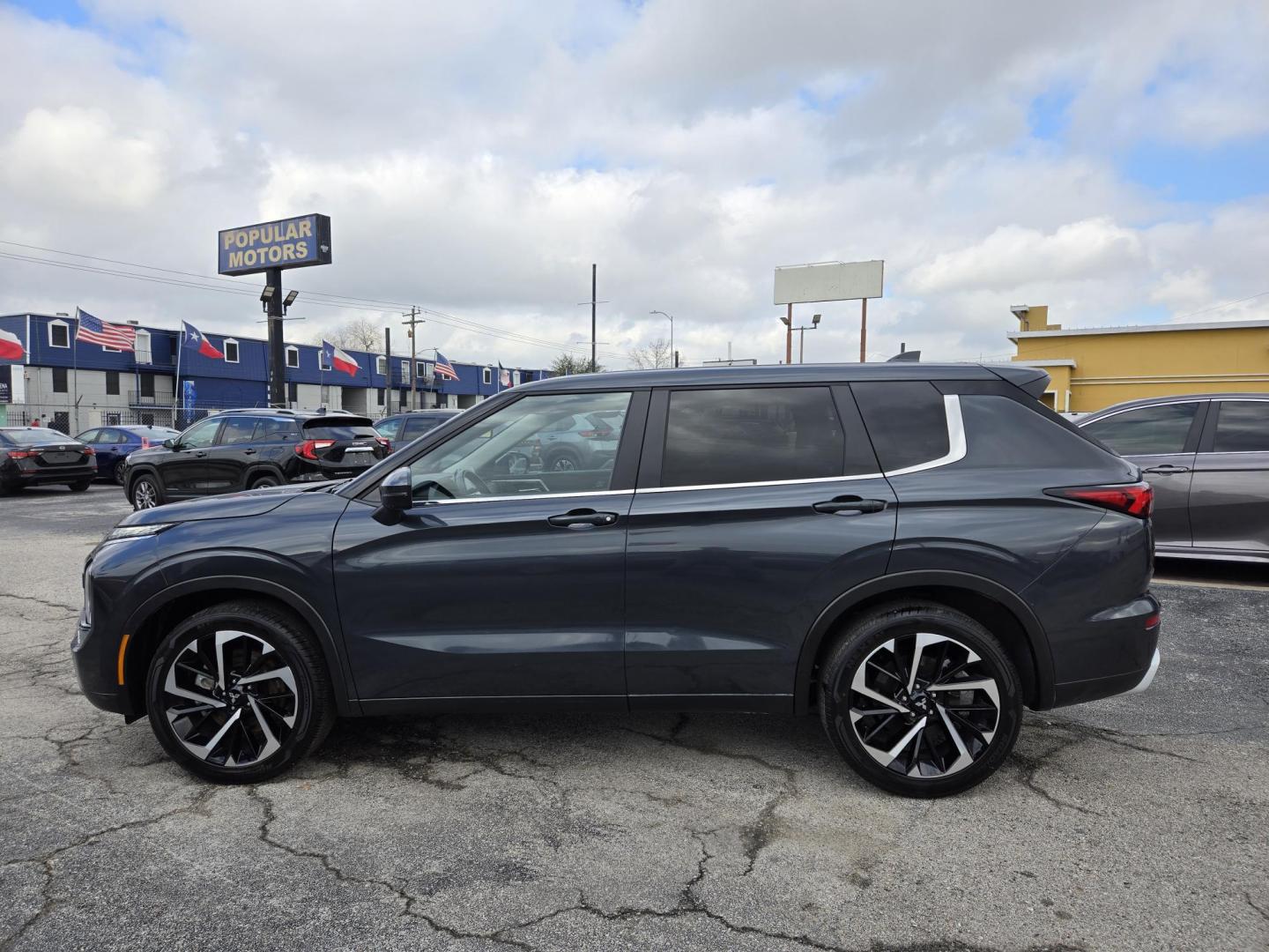 2024 Gray /Gray Mitsubishi Outlander SE 4WD (JA4J4VA84RZ) with an 2.4L L4 DOHC 16V engine, CVT transmission, located at 1842 Wirt Road, Houston, TX, 77055, (713) 973-3903, 29.805330, -95.484787 - Photo#1