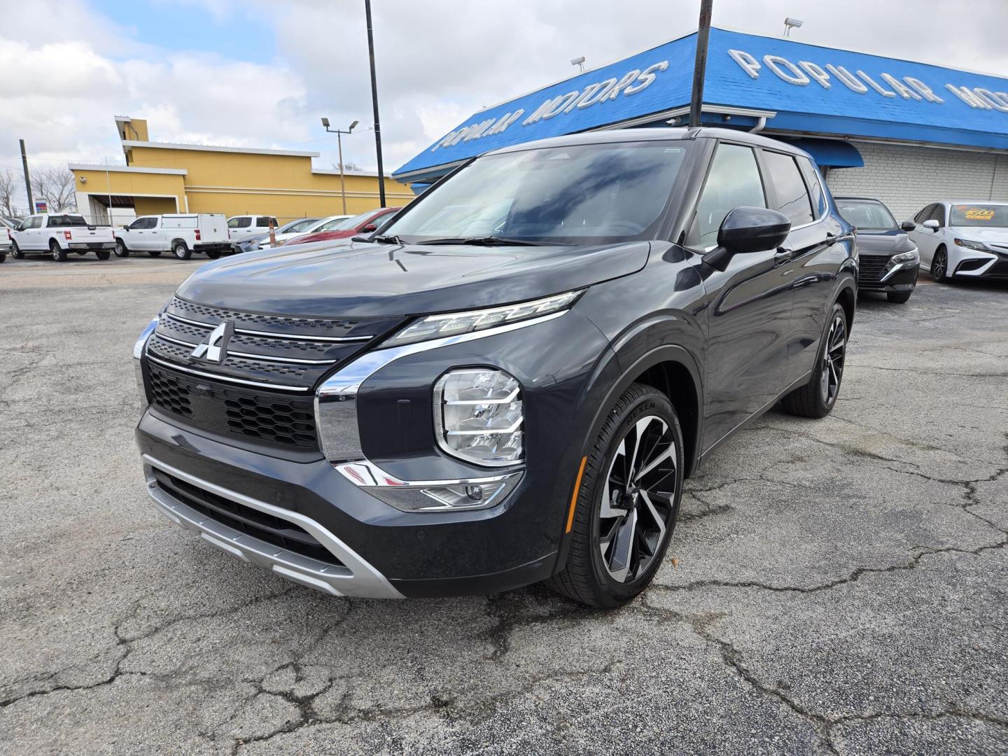 2024 Gray /Gray Mitsubishi Outlander SE 4WD (JA4J4VA84RZ) with an 2.4L L4 DOHC 16V engine, CVT transmission, located at 1842 Wirt Road, Houston, TX, 77055, (713) 973-3903, 29.805330, -95.484787 - Photo#0