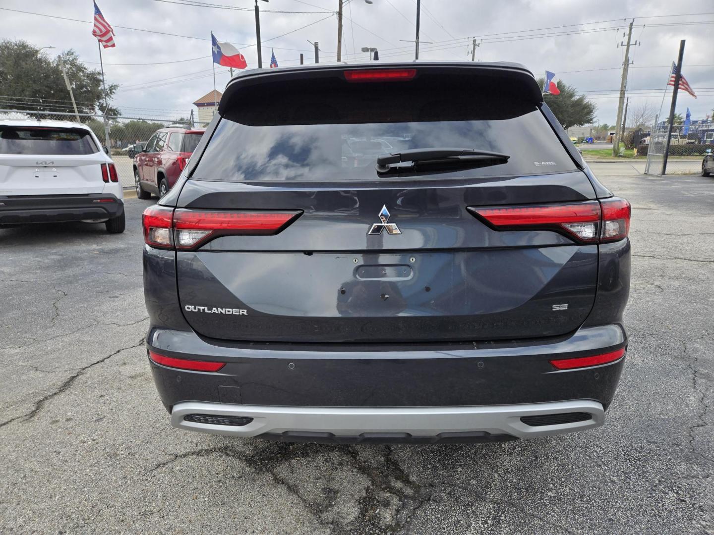 2024 Gray /Gray Mitsubishi Outlander SE 4WD (JA4J4VA84RZ) with an 2.4L L4 DOHC 16V engine, CVT transmission, located at 1842 Wirt Road, Houston, TX, 77055, (713) 973-3903, 29.805330, -95.484787 - Photo#3