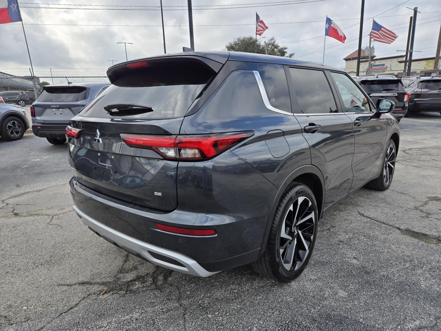 2024 Gray /Gray Mitsubishi Outlander SE 4WD (JA4J4VA84RZ) with an 2.4L L4 DOHC 16V engine, CVT transmission, located at 1842 Wirt Road, Houston, TX, 77055, (713) 973-3903, 29.805330, -95.484787 - Photo#4