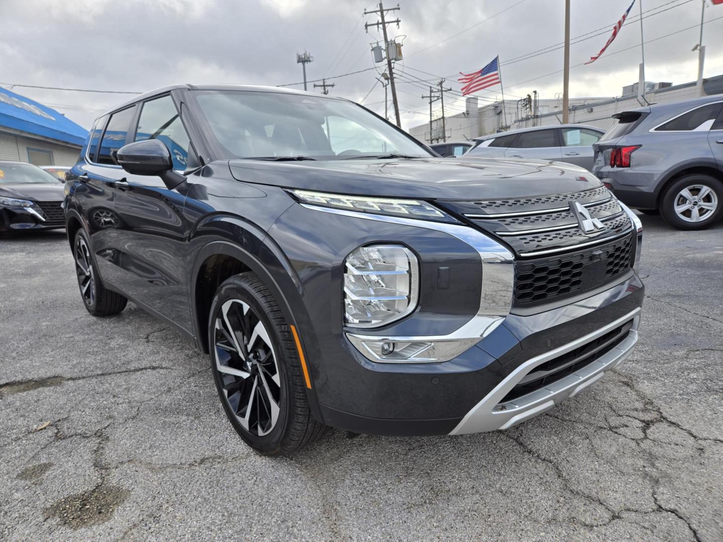 2024 Gray /Gray Mitsubishi Outlander SE 4WD (JA4J4VA84RZ) with an 2.4L L4 DOHC 16V engine, CVT transmission, located at 1842 Wirt Road, Houston, TX, 77055, (713) 973-3903, 29.805330, -95.484787 - Photo#6